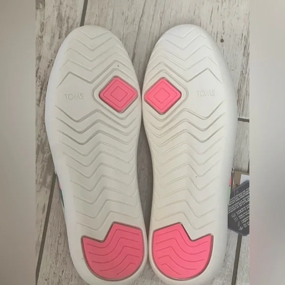 New in the Box. Women’s TOMS 6.5 Retro Floral print. - Picture 3 of 5